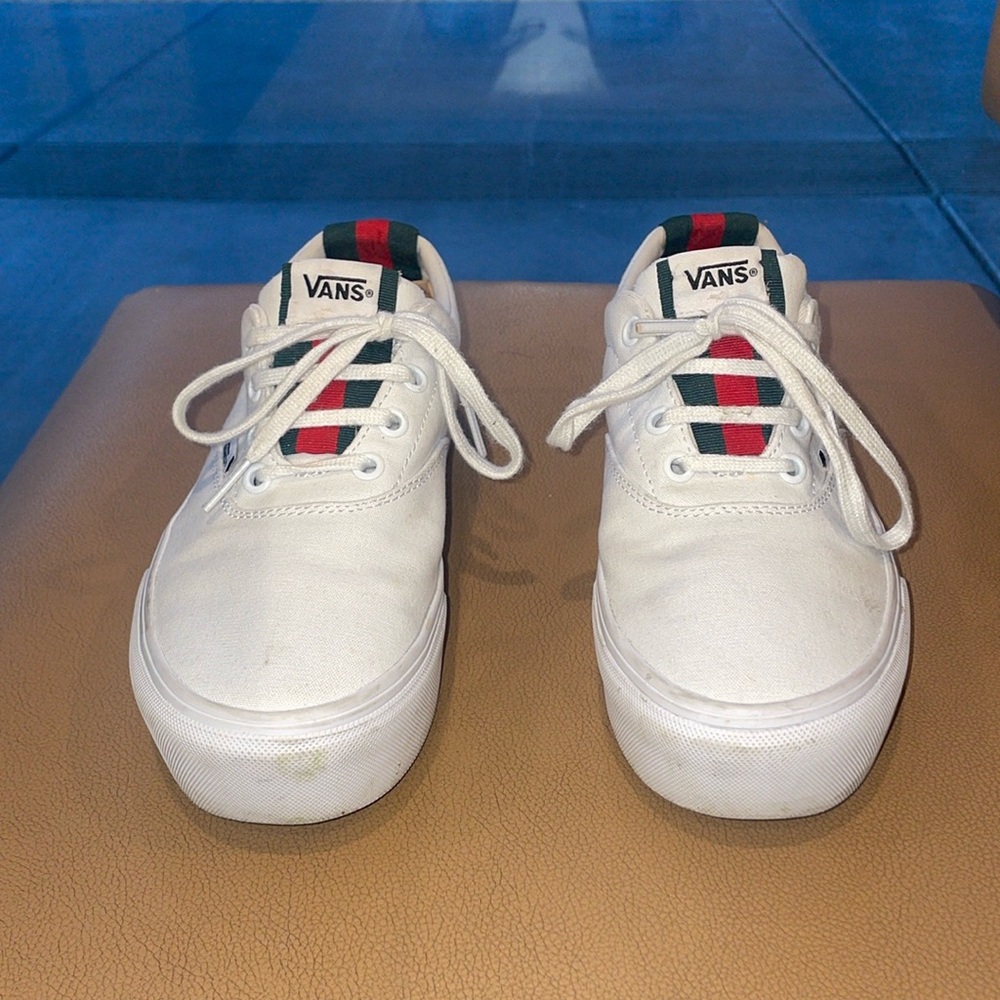 VANS White Custom Green Red Trim Stacked Sole Lace-Up Sneakers $90 EUC Wmn 8.5